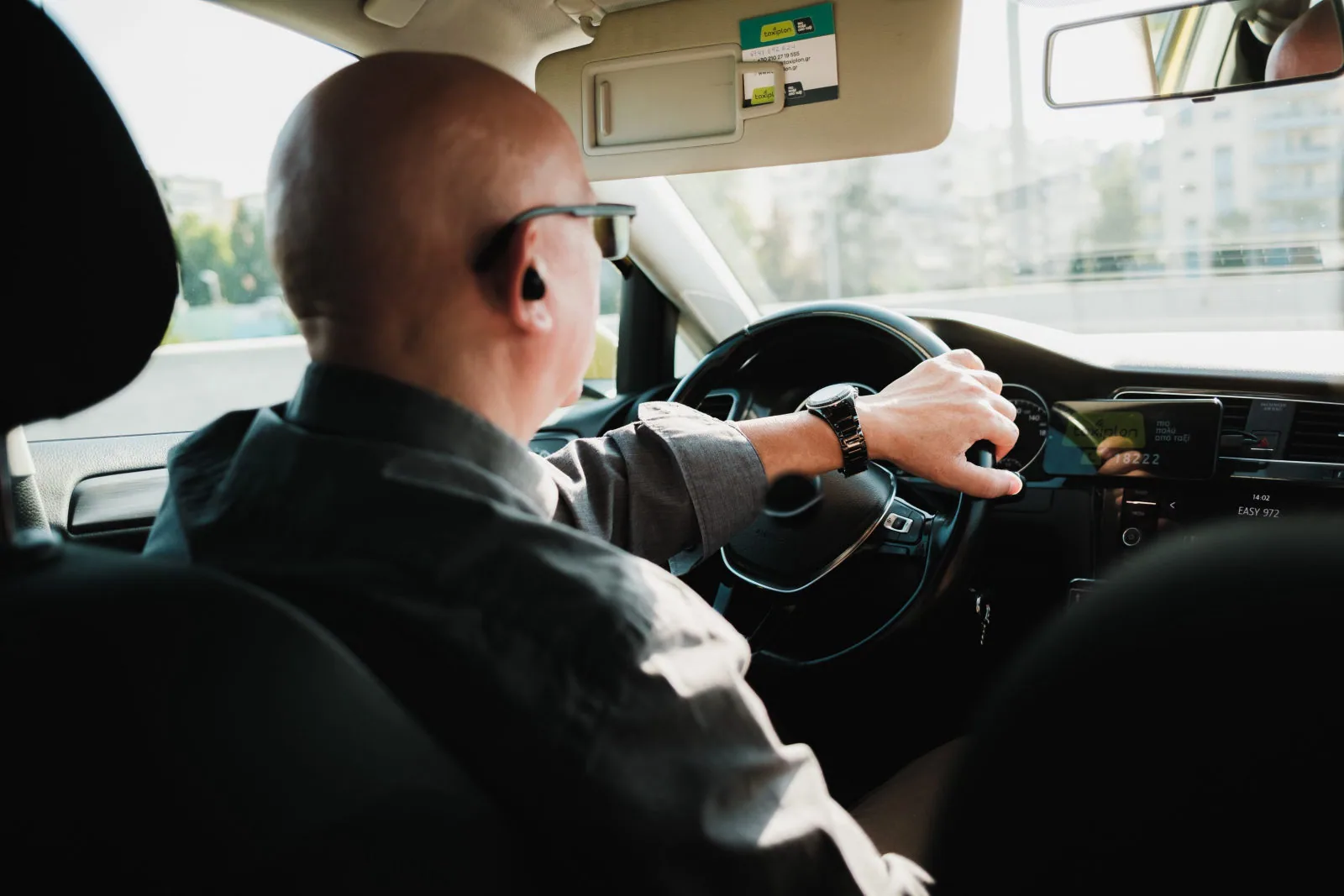 Motorista ao volante durante uma viagem